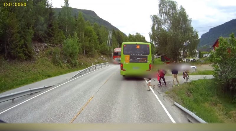 wybieganie zza autobusu